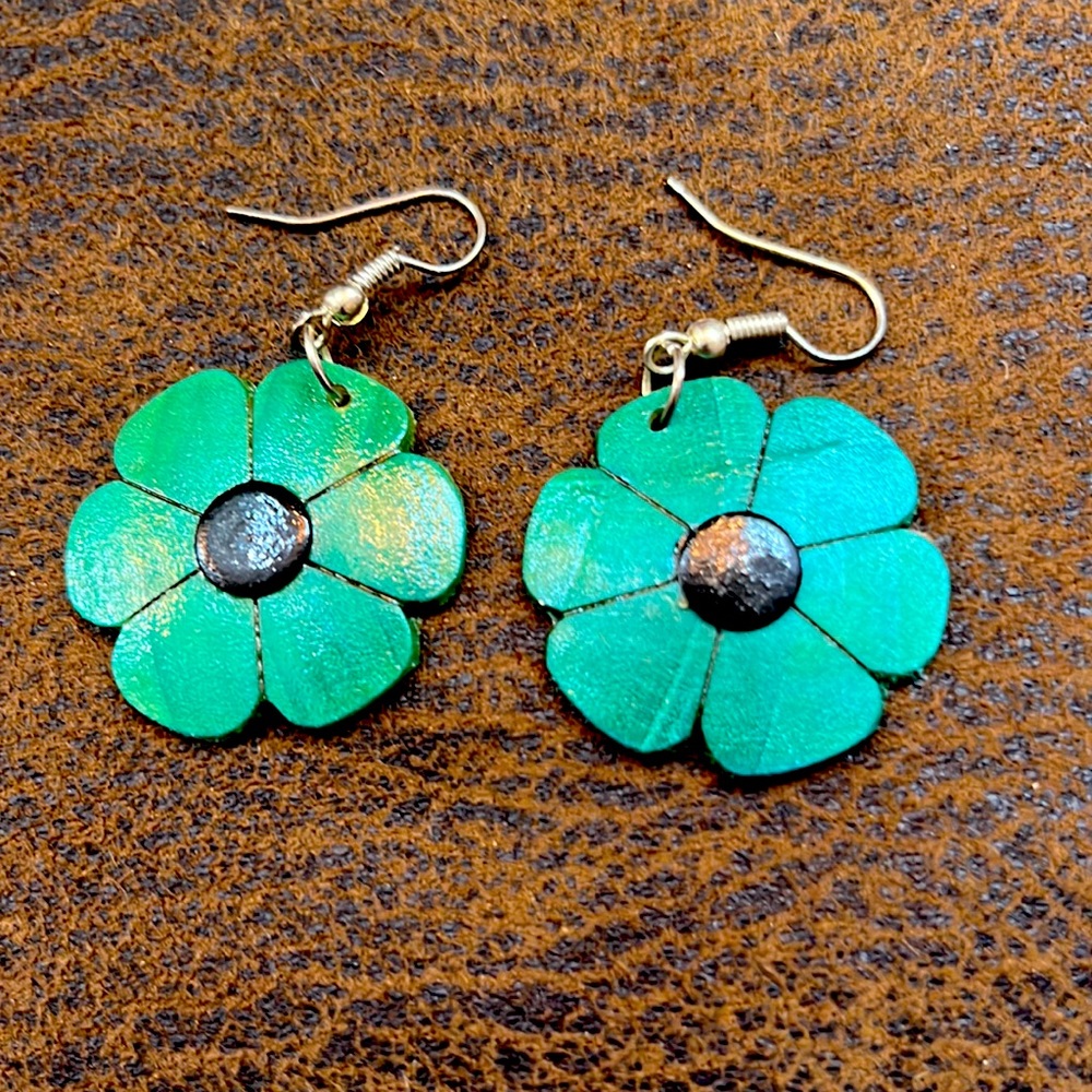 Vintage - wooden - handmade flower earrings